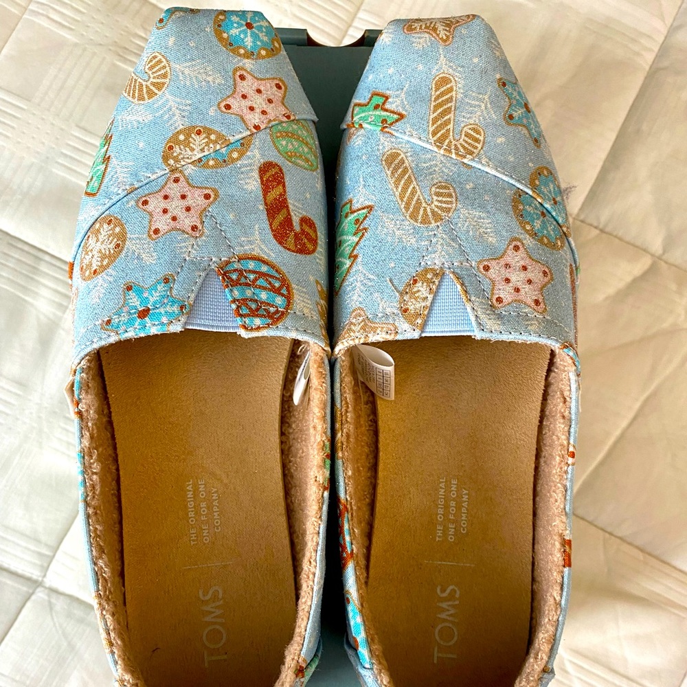Toms baby blue glitter sugar cookies print with faux shearling flats.  Size 8.
